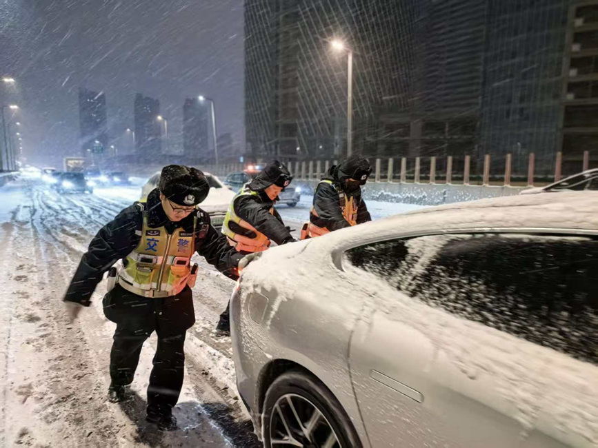 郑州交警雪中全力保通。郑州市公安局公安交通管理局供图