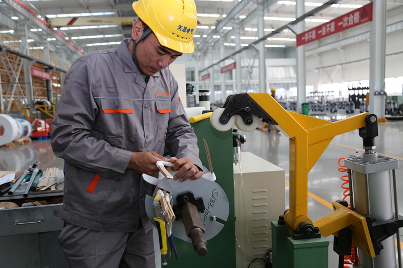 厂房内工人正在工作。