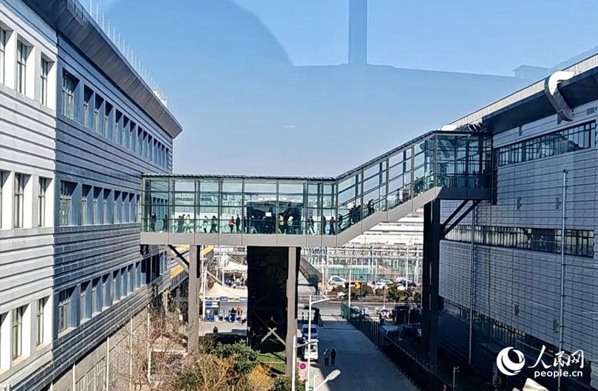 空中连廊与生产区无缝衔接。人民网记者 杨晓娜摄