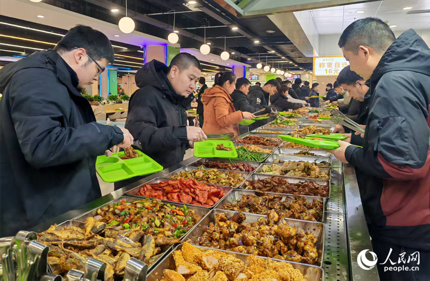 员工有序就餐。人民网记者 杨晓娜摄