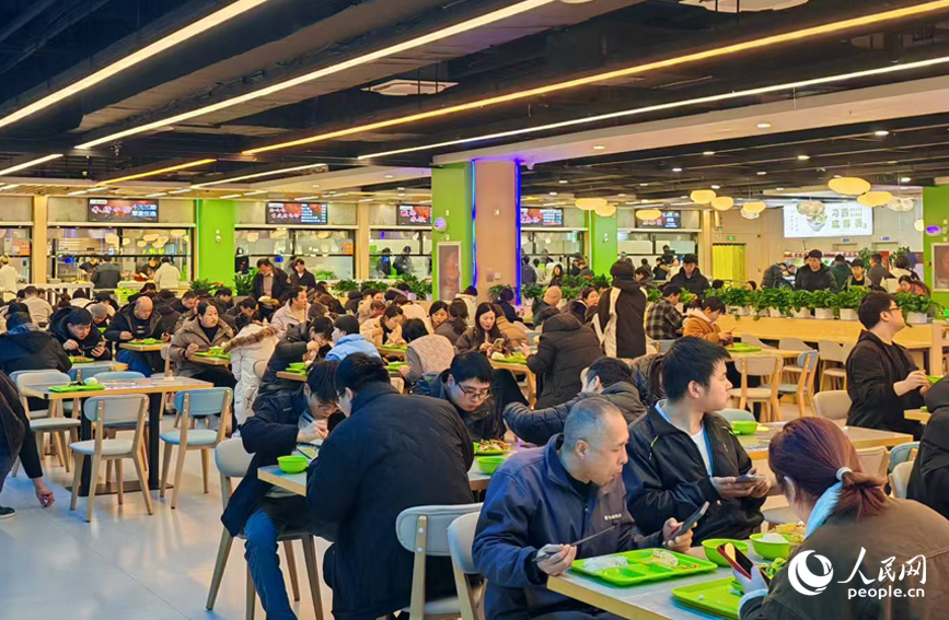 员工有序就餐。人民网记者 杨晓娜摄