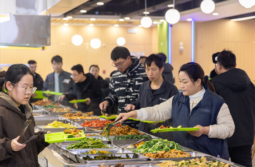 员工有序就餐。人民网记者 杨晓娜摄