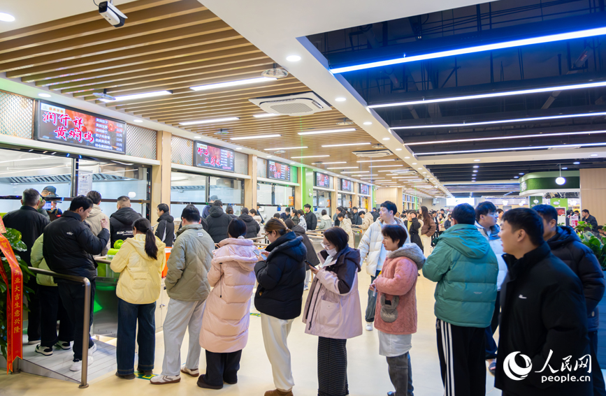 员工有序就餐。人民网记者 杨晓娜摄