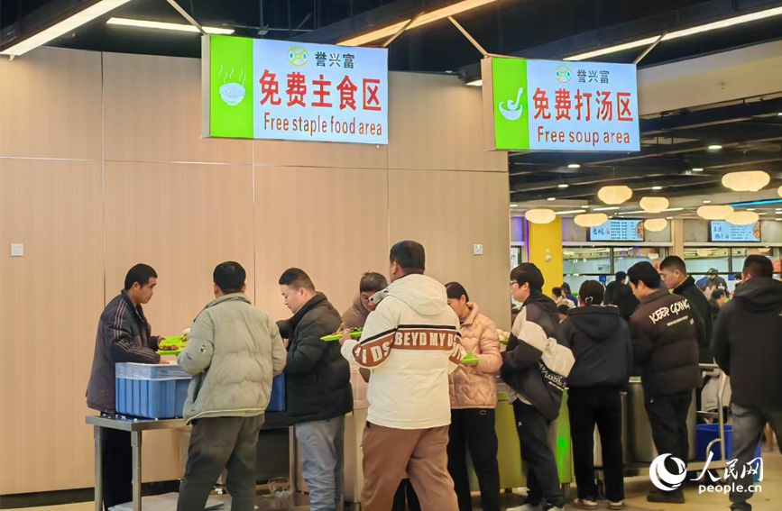 员工有序就餐。人民网记者 杨晓娜摄