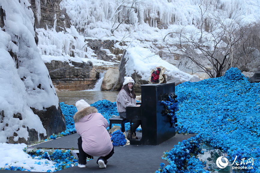 冰瀑美景吸引游客前来打卡留念。人民网记者 霍亚平摄