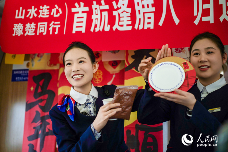 车厢内，年味儿浓。人民网记者 霍亚平摄