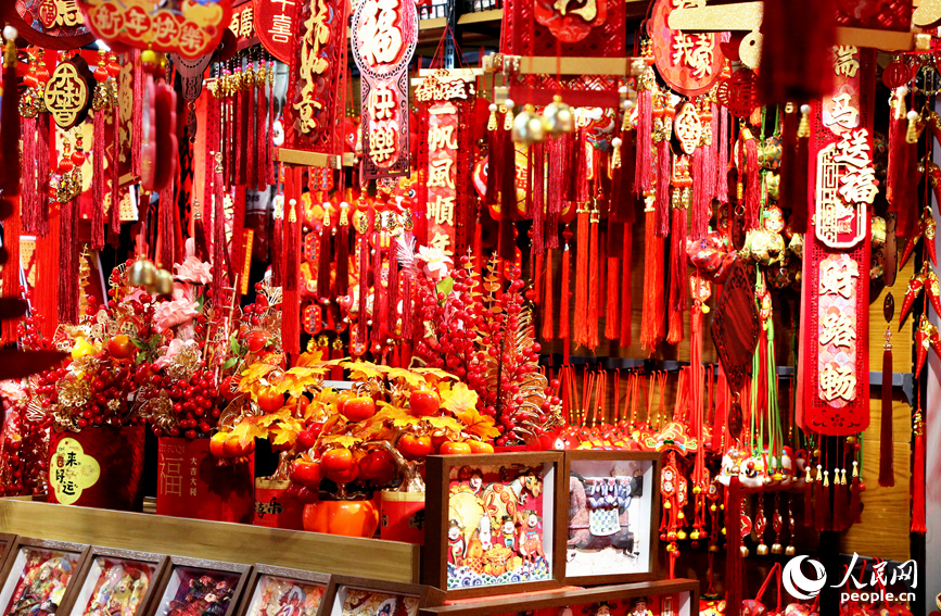 春节快消产品摆满货架。人民网记者 于思远摄