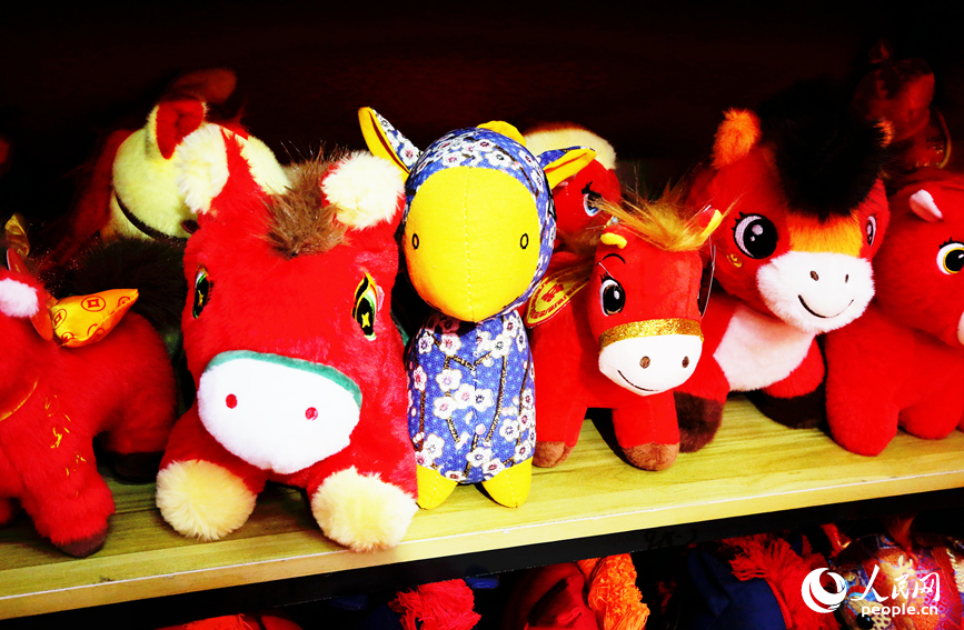 马年元素春节快消产品。人民网记者 于思远摄 