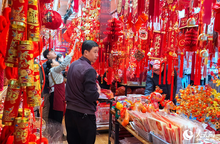 年货店里人头攒动。人民网记者 于思远摄