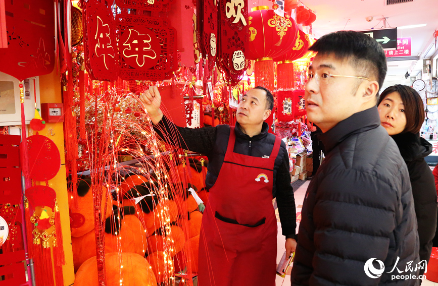 市民挑选年货。人民网记者 于思远摄