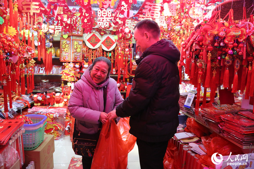 市民挑选年货。人民网记者 于思远摄