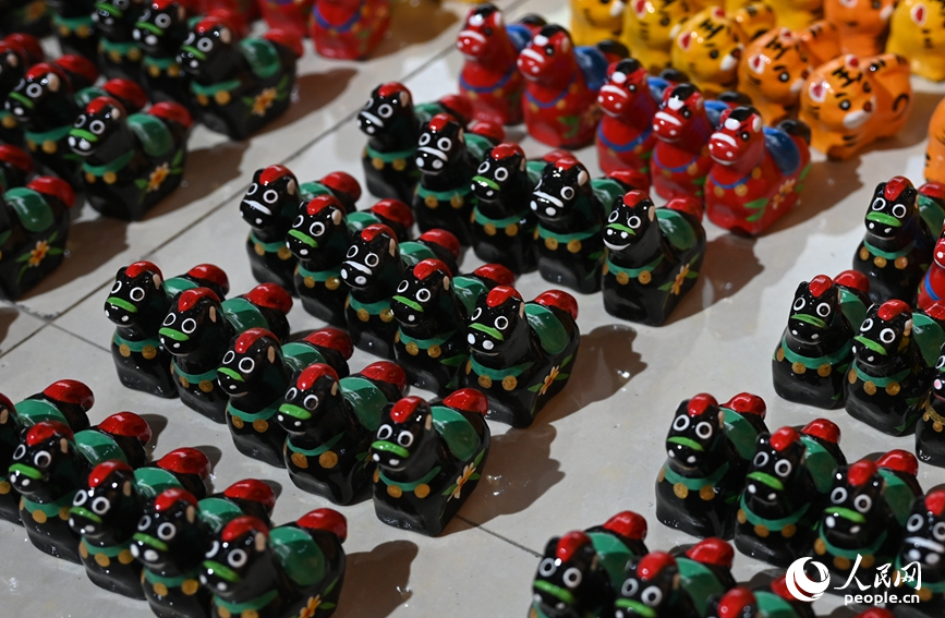 泥咕咕成品。人民网记者 王玉兴摄