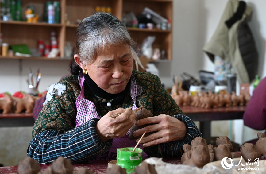 泥坯修饰。人民网记者 王玉兴摄