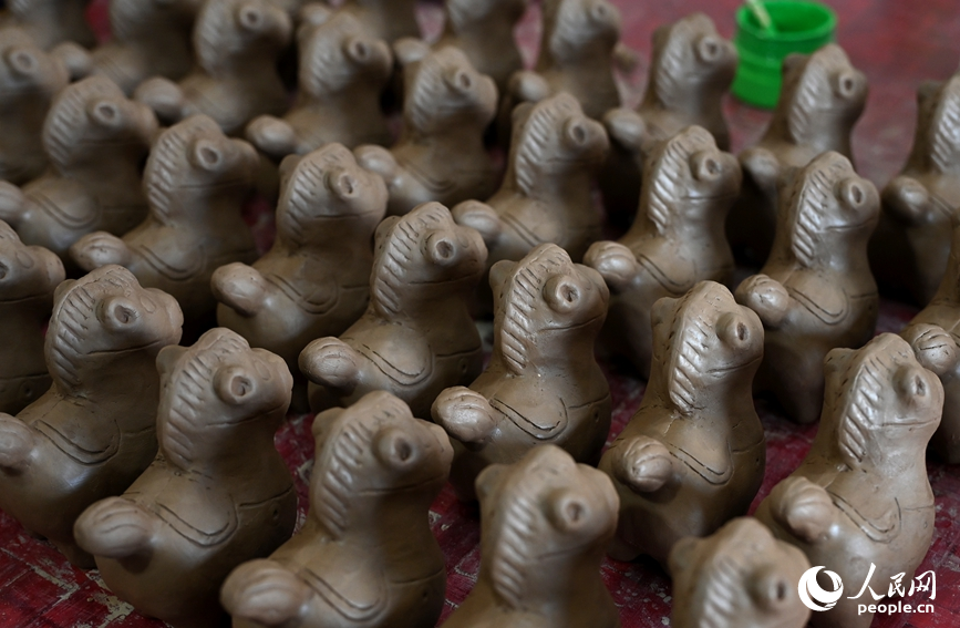 泥坯。人民网记者 王玉兴摄