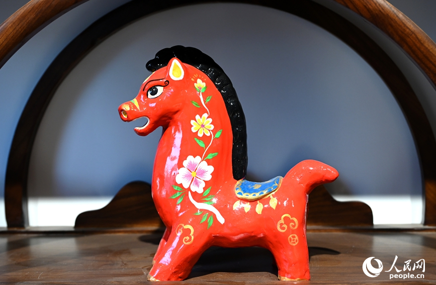 马年生肖泥咕咕。人民网记者 王玉兴摄  