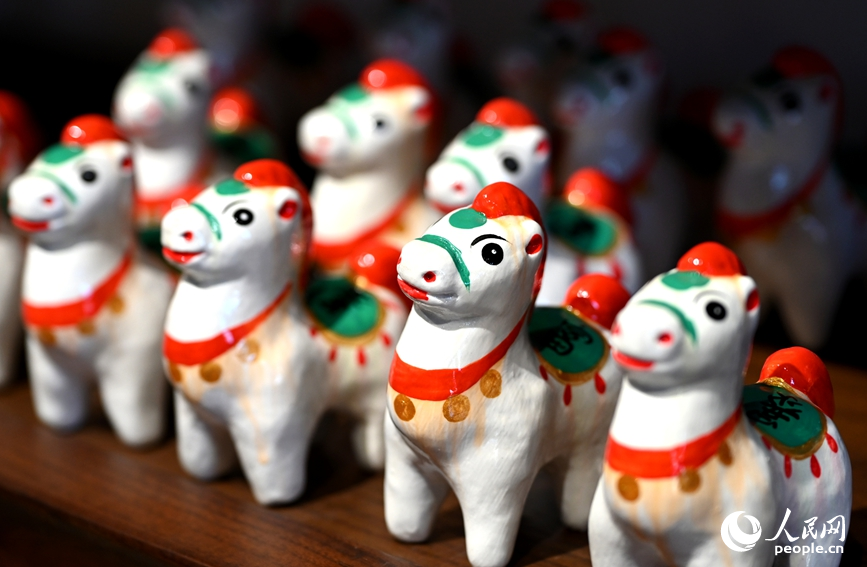 马年生肖泥咕咕。人民网记者 王玉兴摄 