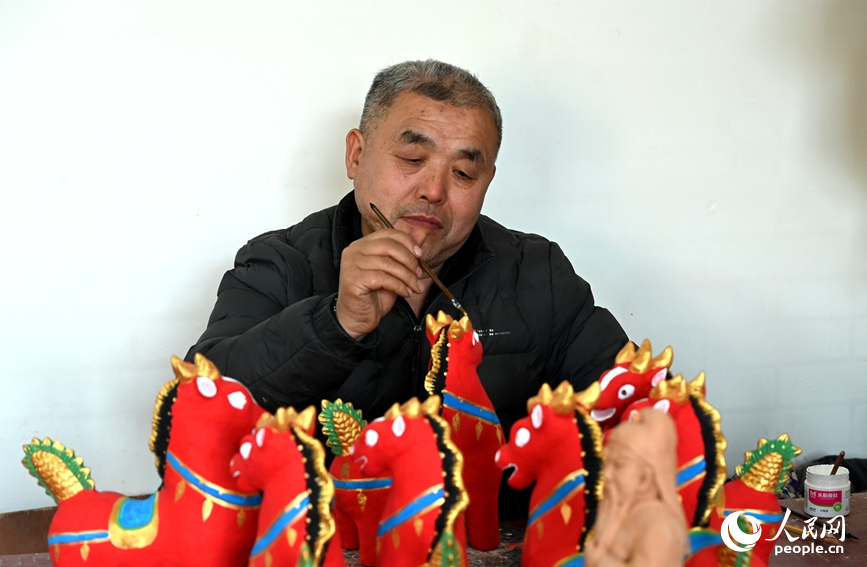 彩绘着色。人民网记者 王玉兴摄