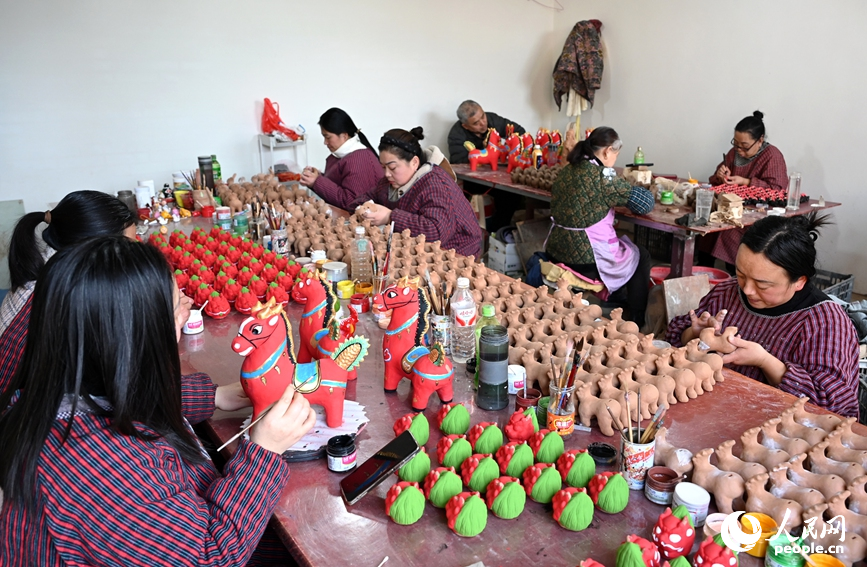 泥咕咕作坊。人民网记者 王玉兴摄