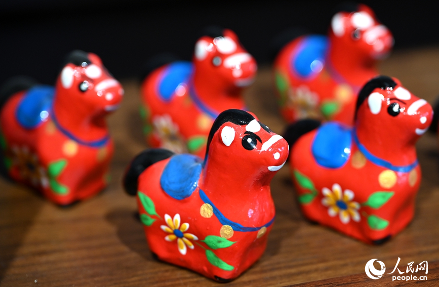 马年生肖泥咕咕。人民网记者 王玉兴摄  