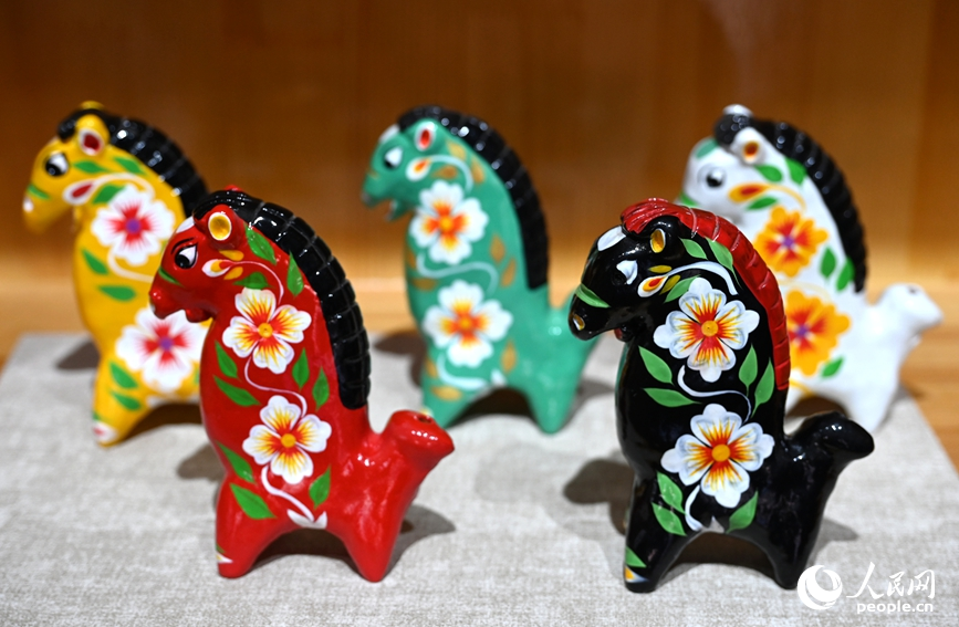 马年生肖泥咕咕。人民网记者 王玉兴摄