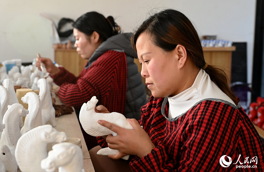 素胎上底色。人民网记者 王玉兴摄