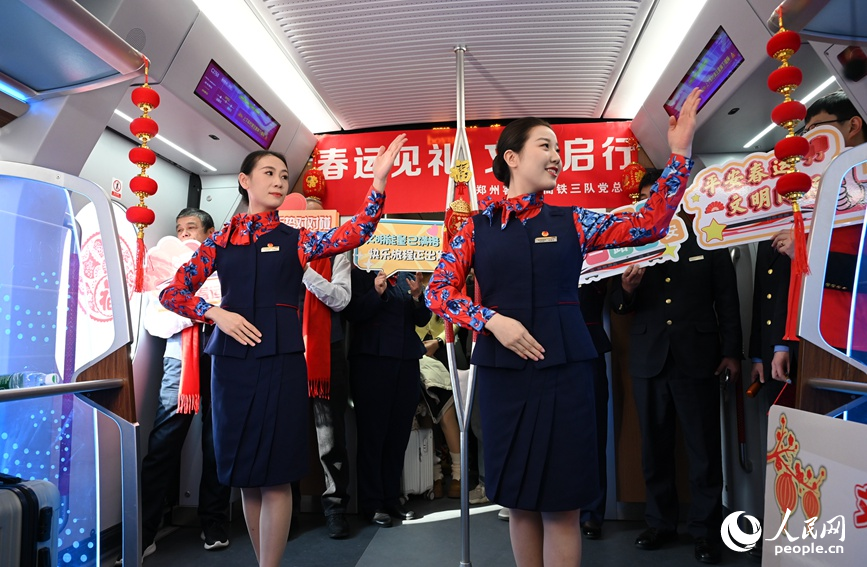 C2768次城际列车上，乘务员表演手语。人民网记者 王玉兴摄