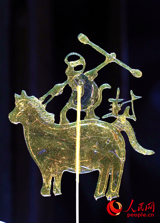 王岐洋为马年春节创作的糖画——“马上封侯”。人民网记者 常力元摄