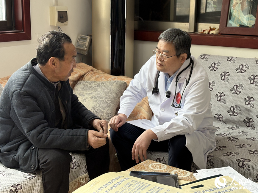 深入基层，入户义诊。人民网 程明辉摄