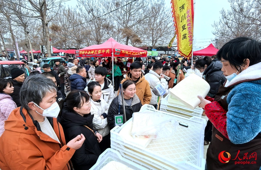 洧川大集上，买豆腐的顾客排起了长队。人民网记者 王佩摄