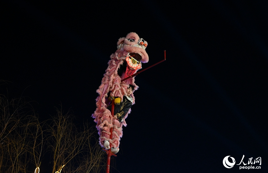 狮舞表演。人民网记者 王玉兴摄