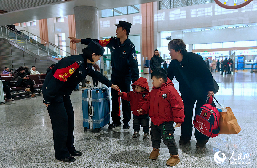 旅客将“年味”打包带回家。人民网记者 侯琳琳摄