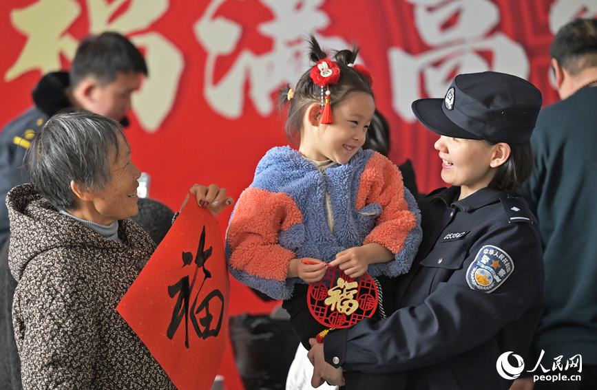 旅客将“年味”打包带回家。人民网记者 常力元摄