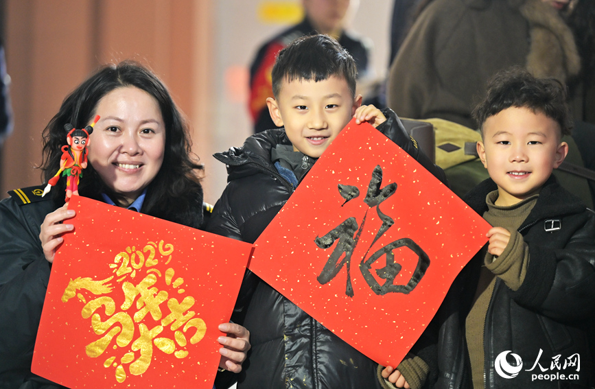 旅客将“年味”打包带回家。人民网记者 常力元摄