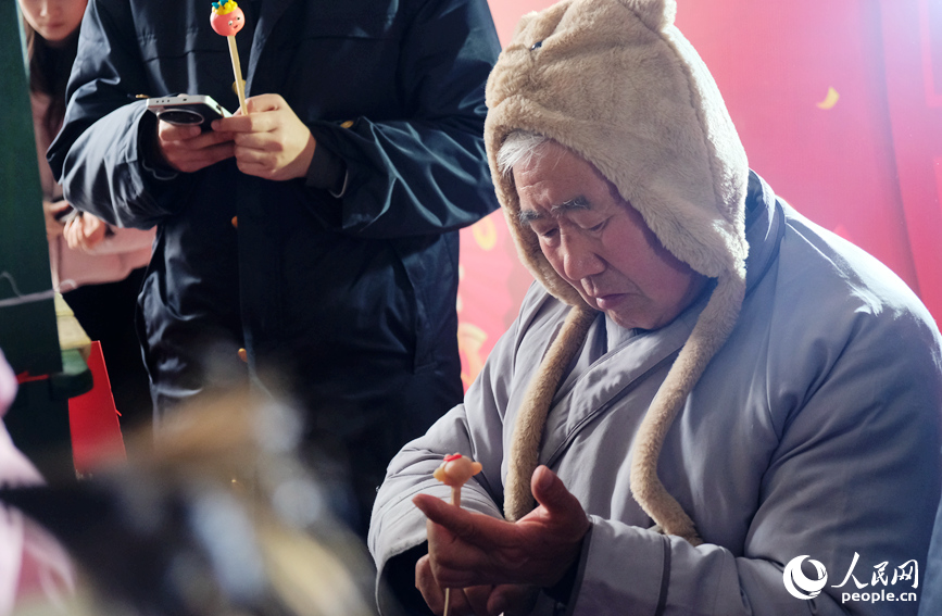 现场定制面人。人民网 常力元摄