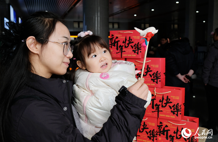 小朋友被手中的面人吸引，眼神里满是欢喜。人民网记者 常力元摄