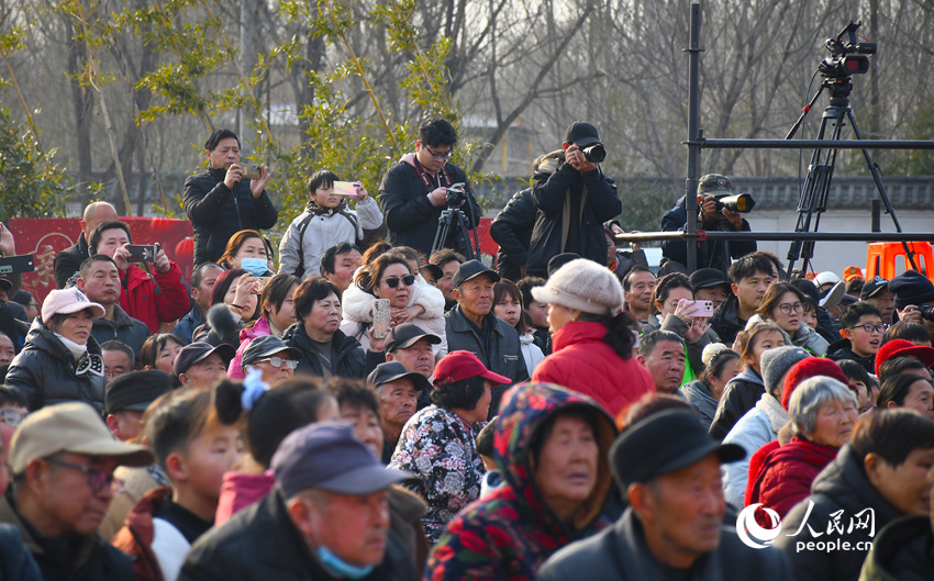 东北庄杂技“村晚”现场。人民网记者 慎志远摄