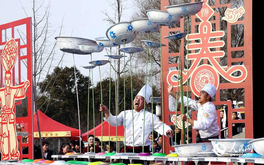 杂技“村晚”秀绝技  热热闹闹过大年