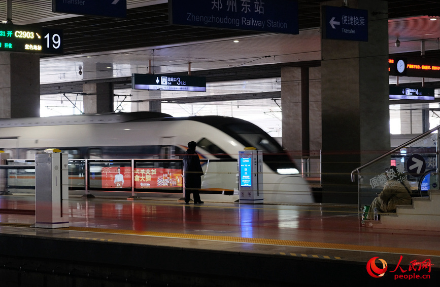 列车进站。人民网记者 常力元摄
