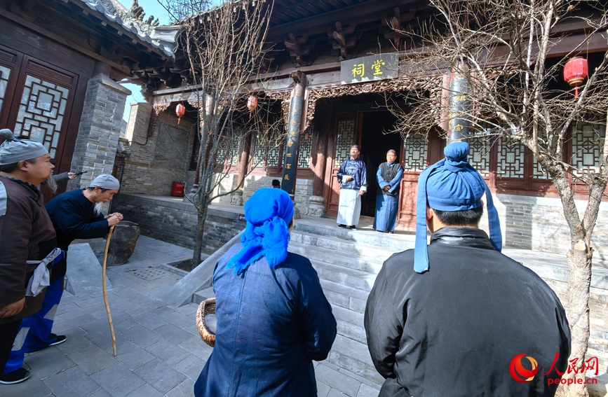 短剧拍摄现场。人民网记者 宋芳鑫摄