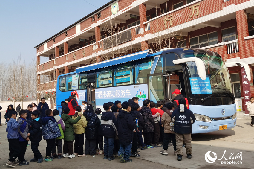 许昌流动图书服务车联合鄢陵县图书馆进校园。人民网记者 肖懿木摄