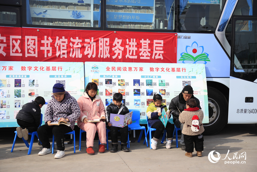 许昌流动图书服务车联合建安区图书馆将丰富多样的阅读资源送达基层群众身边。人民网记者 慎志远摄