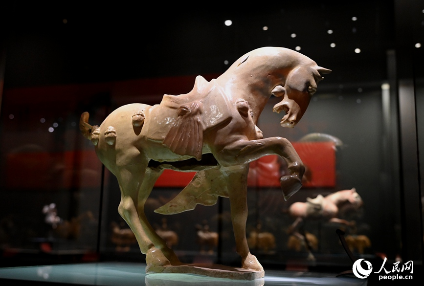 黄釉舞马俑（唐代）。人民网记者 王玉兴摄