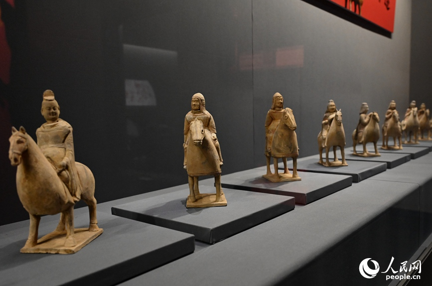 灰陶彩绘伎乐骑马俑（北朝）。人民网记者 王玉兴摄