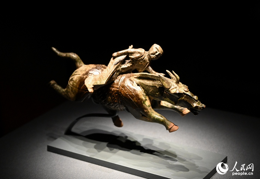 绿釉勇士骑马飞奔俑（汉代）。人民网记者 王玉兴摄