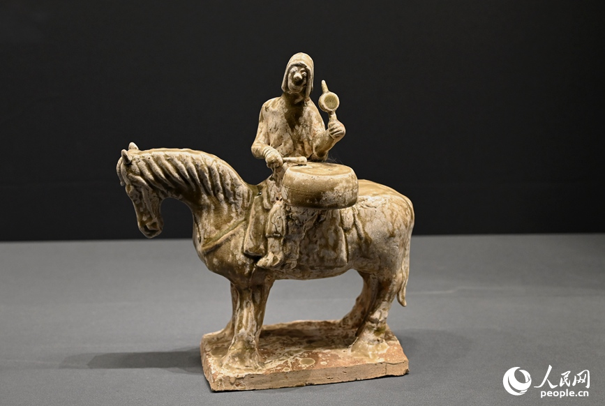 青釉伎乐骑马俑（隋代）。人民网记者 王玉兴摄