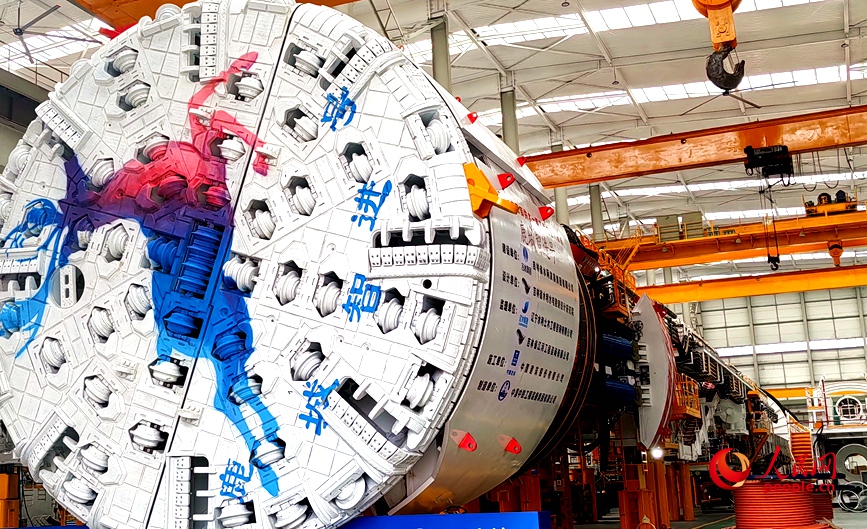 已完成验收的盾构机,正静待奔赴工程一线。人民网记者 徐驰摄