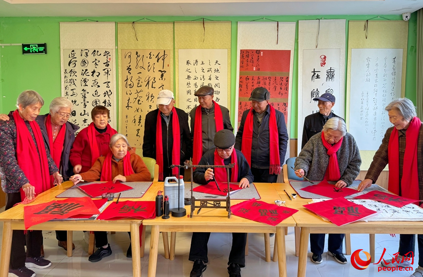 写福字。人民网 程明辉摄