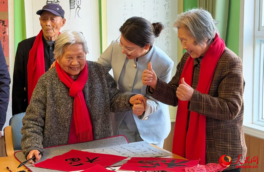 写福字。人民网 程明辉摄