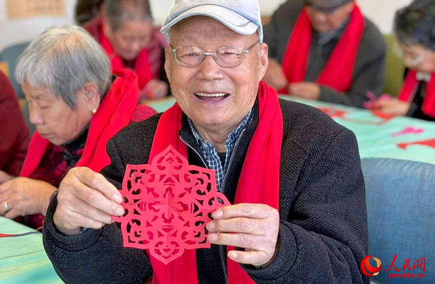 剪窗花。人民网 程明辉摄