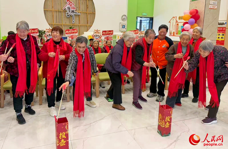 老人们参加投壶游戏。人民网 程明辉摄